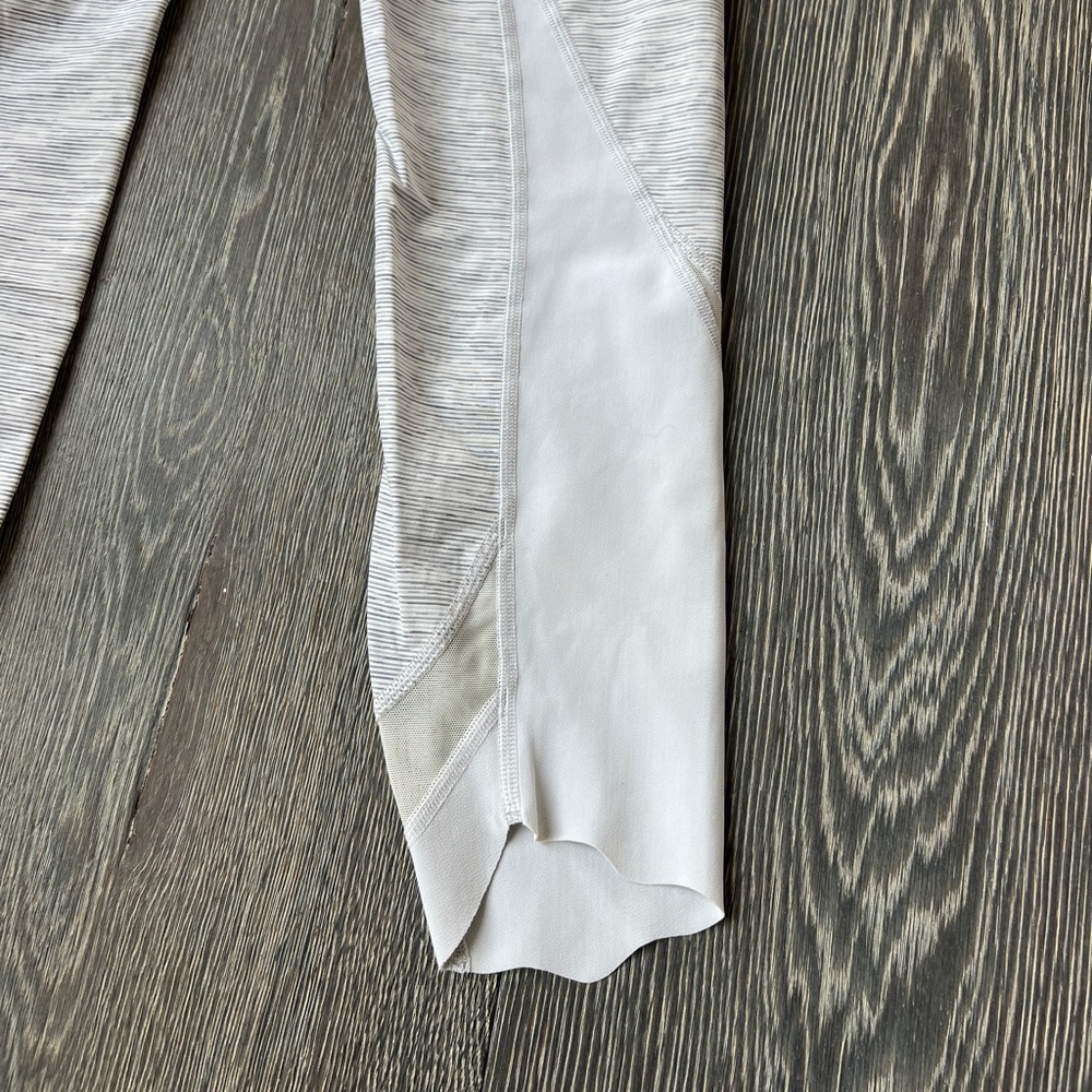Lululemon Wunder Under Grey Crop Special Edition Scalloped Hem legging. Size 4 - Picture 11 of 12